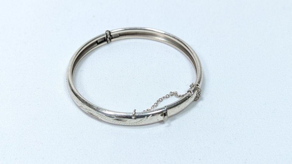 Vintage Youth .925 Etched Sterling Silver Hinged Bangle Bracelet + Safety Chain / 2" - 8g