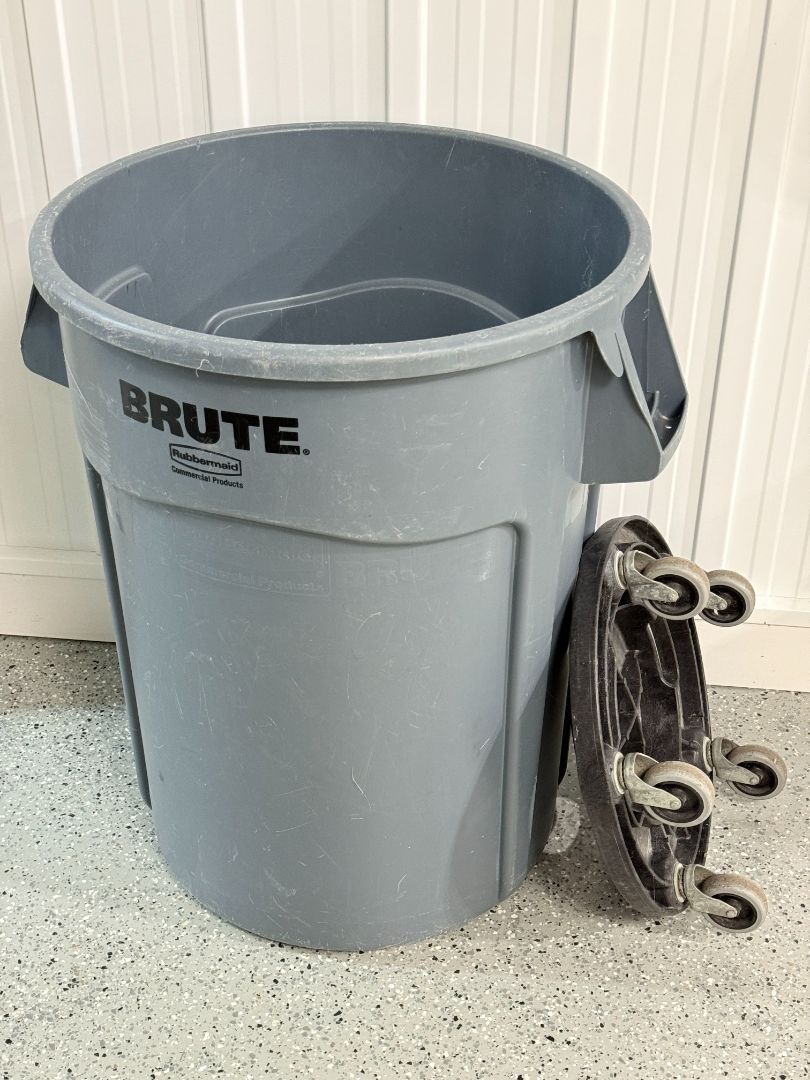 Rubbermaid BRUTE 32 Gallon Trash Can with Commercial Caster Dolly