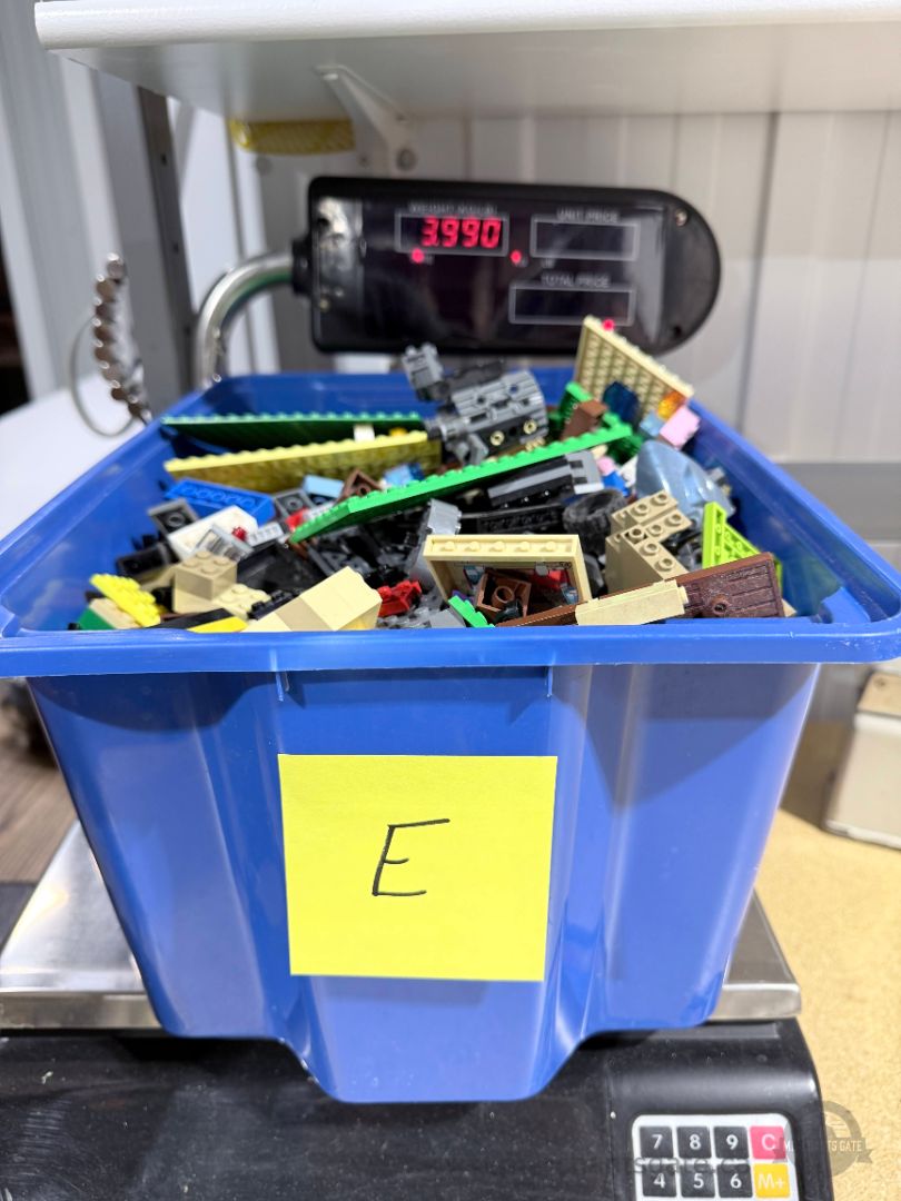 Bulk LEGO Lot 8.8 lbs Mixed Bricks Plates Baseplates Wheels Parts Pieces TOTE E