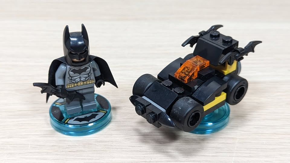 Lego Dimensions Batman Minifigure + Base + Batmobile 71200