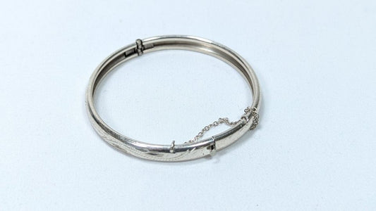 Vintage Youth .925 Etched Sterling Silver Hinged Bangle Bracelet + Safety Chain / 2" - 8g