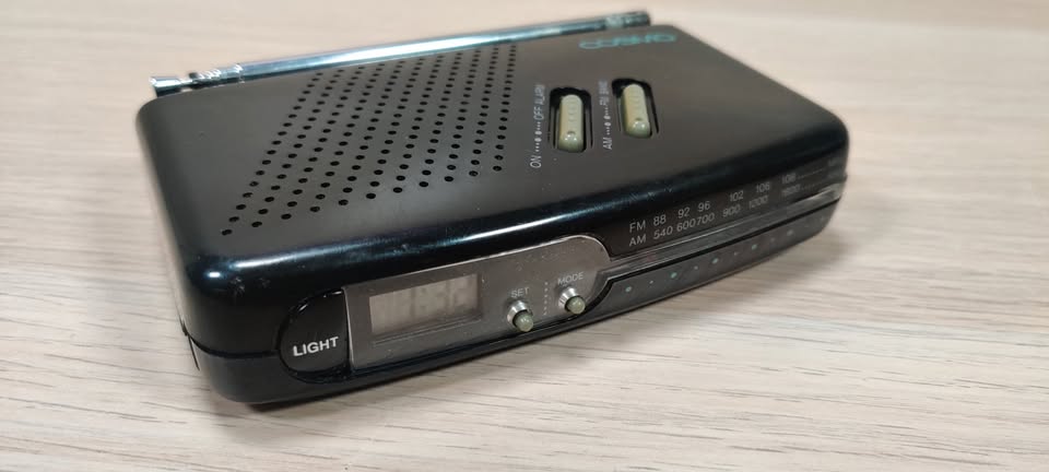 *Vintage* Battery Powered Cosmo AM/FM Clock Radio Model CR-2509 / Includes Batteries and Works!