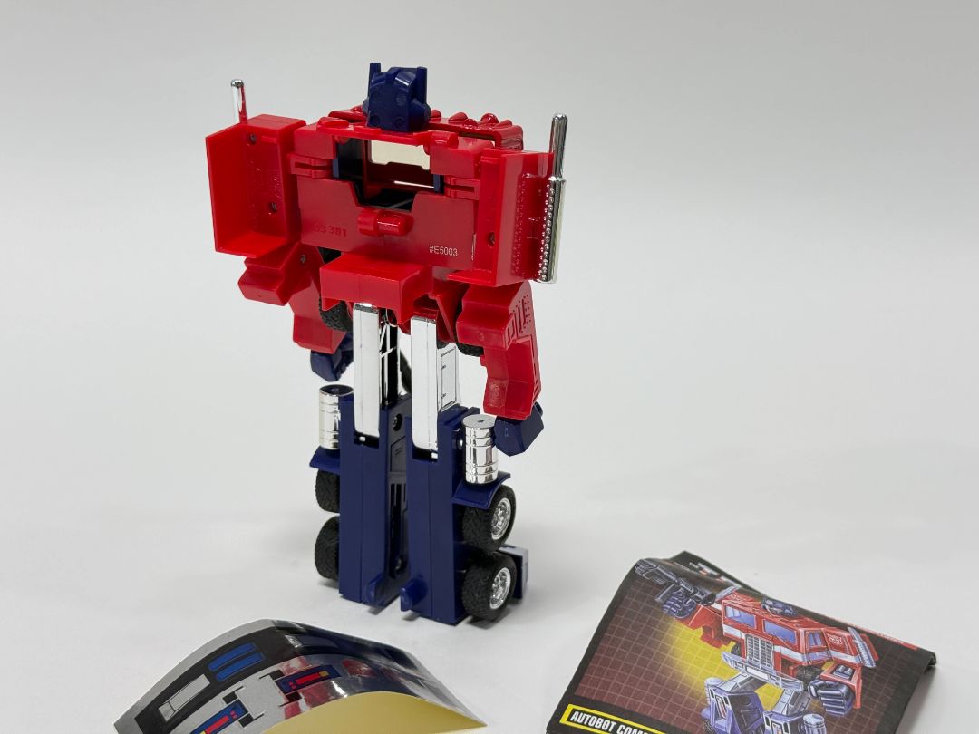 Transformers G1 Commemorative Series – Optimus Prime (Metal Cab, Chrome Legs, Manual & Sticker Sheet)