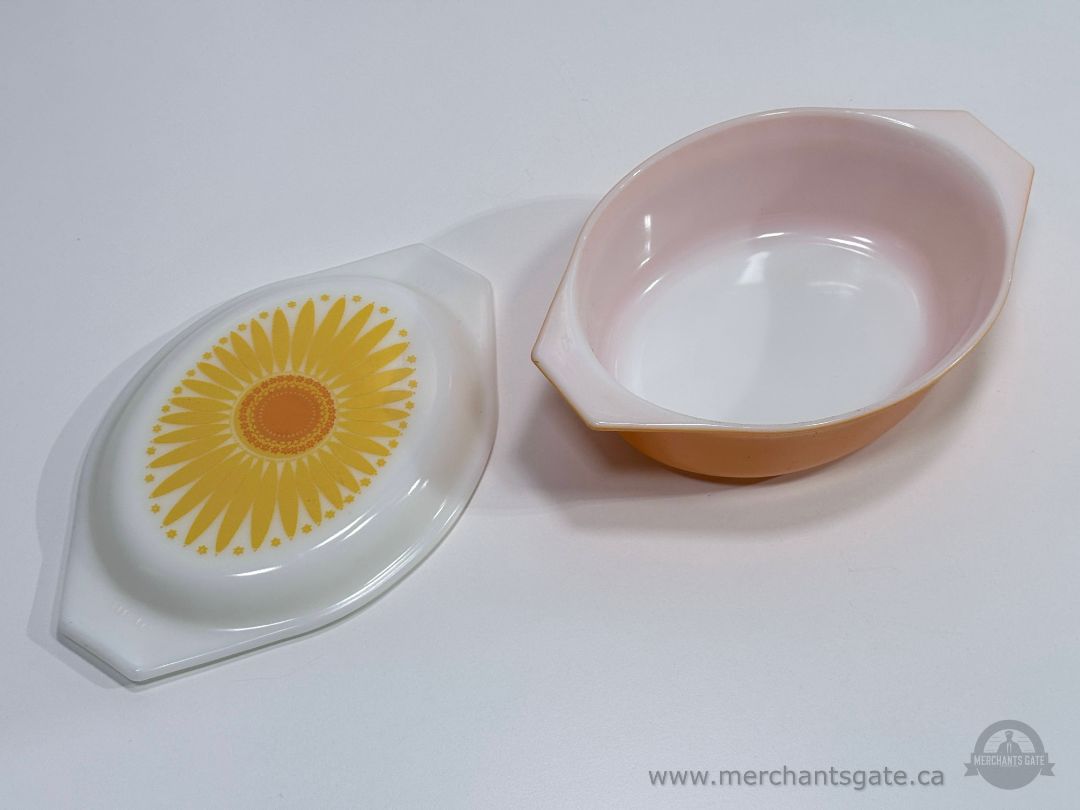 Vintage Pyrex 043 1.5 Qt Yellow Daisy Casserole Dish w Lid USA