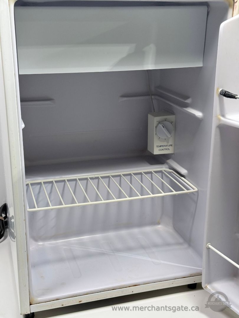 Danby D99 Mini Fridge Compact Refrigerator 2.6 Cu Ft Mechanical No Electronics