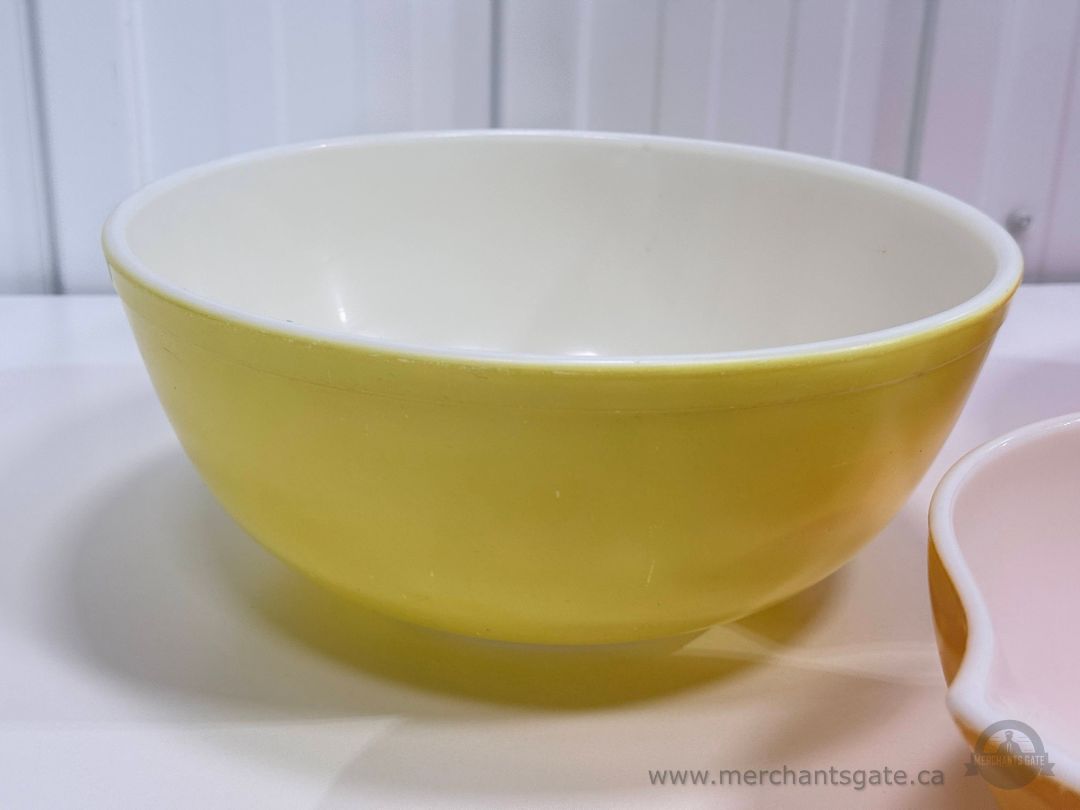Pyrex Mixing Bowl Set 3 Pieces Mixed Patterns Red Yellow Orange Bowls