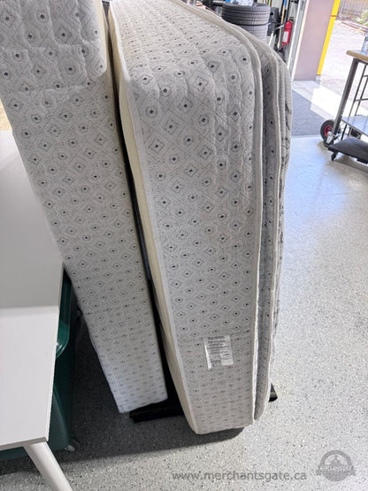 Serta Perfect Sleeper Queen Mattress + 2 Boxsprings – Clean, Steam Cleaned