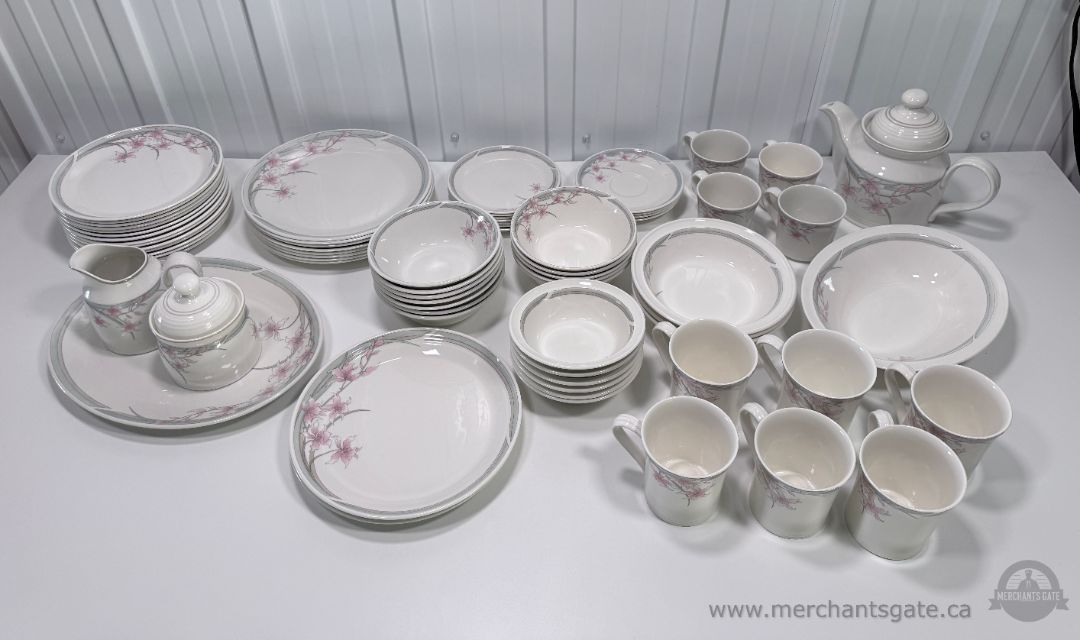 Royal Doulton Fresh Flowers Mayfair 60+ Piece China Dinnerware Set England