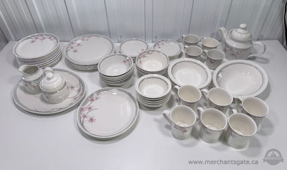 Royal Doulton Fresh Flowers Mayfair 60+ Piece China Dinnerware Set England