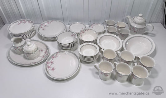 Royal Doulton Fresh Flowers Mayfair 60+ Piece China Dinnerware Set England
