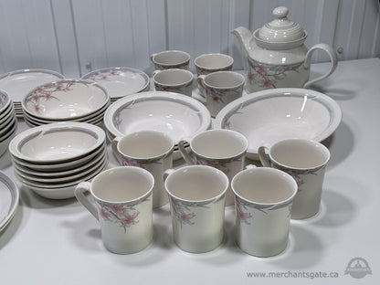 Royal Doulton Fresh Flowers Mayfair 60+ Piece China Dinnerware Set England