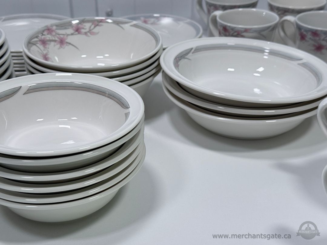 Royal Doulton Fresh Flowers Mayfair 60+ Piece China Dinnerware Set England