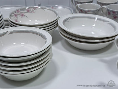 Royal Doulton Fresh Flowers Mayfair 60+ Piece China Dinnerware Set England
