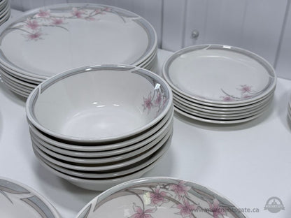 Royal Doulton Fresh Flowers Mayfair 60+ Piece China Dinnerware Set England