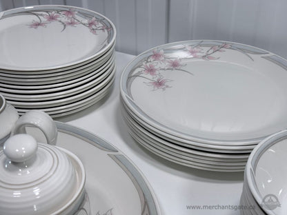Royal Doulton Fresh Flowers Mayfair 60+ Piece China Dinnerware Set England