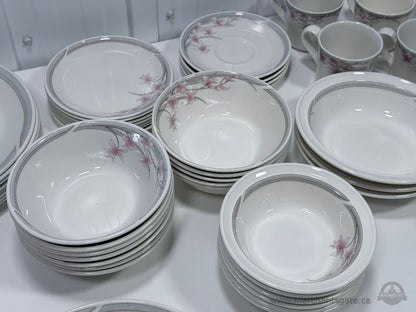 Royal Doulton Fresh Flowers Mayfair 60+ Piece China Dinnerware Set England