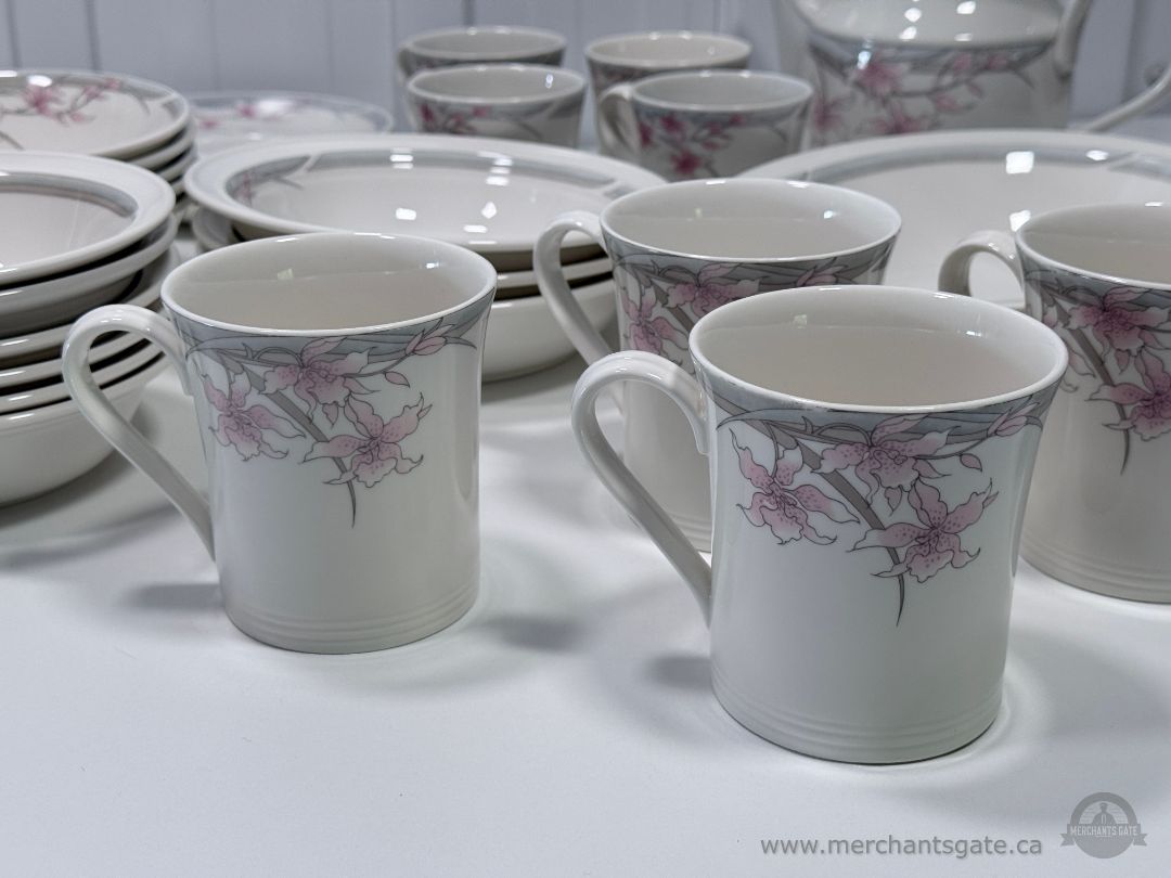 Royal Doulton Fresh Flowers Mayfair 60+ Piece China Dinnerware Set England