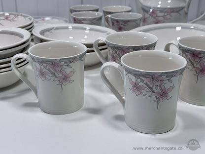 Royal Doulton Fresh Flowers Mayfair 60+ Piece China Dinnerware Set England