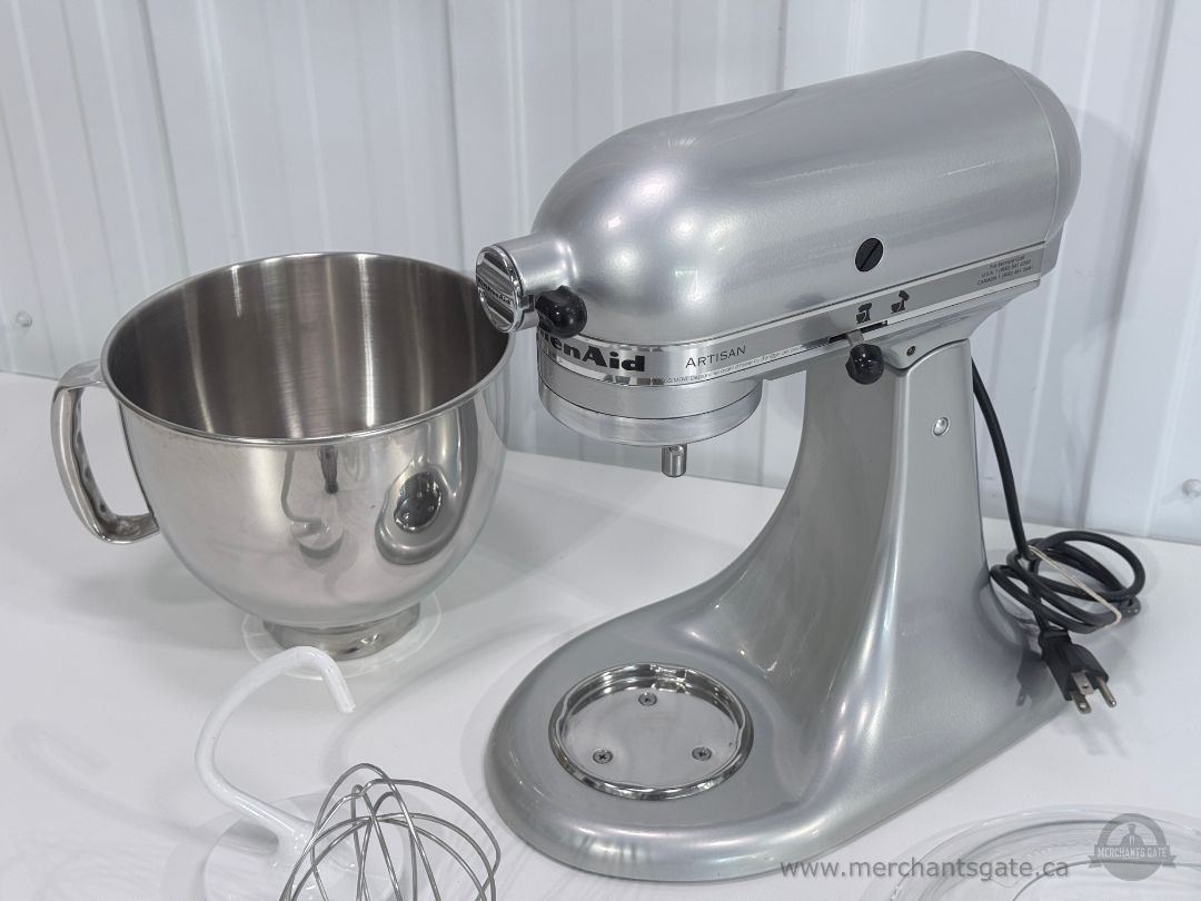 KitchenAid Artisan Stand Mixer Silver 5 Qt Bowl Whisk Paddle Dough Hook