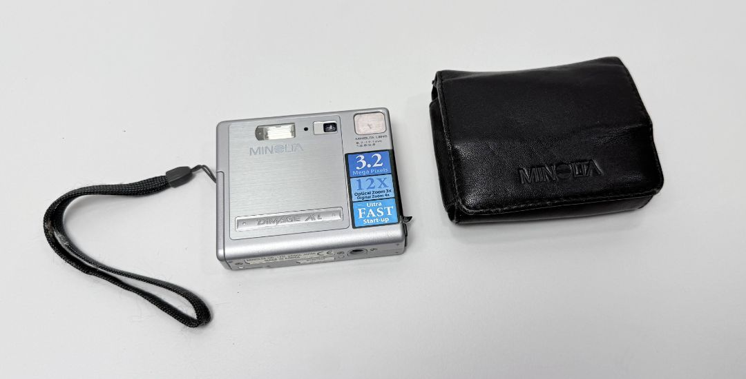 Minolta Dimage Xi 3.2MP Digital Camera Ultra Compact Silver + Case Untested
