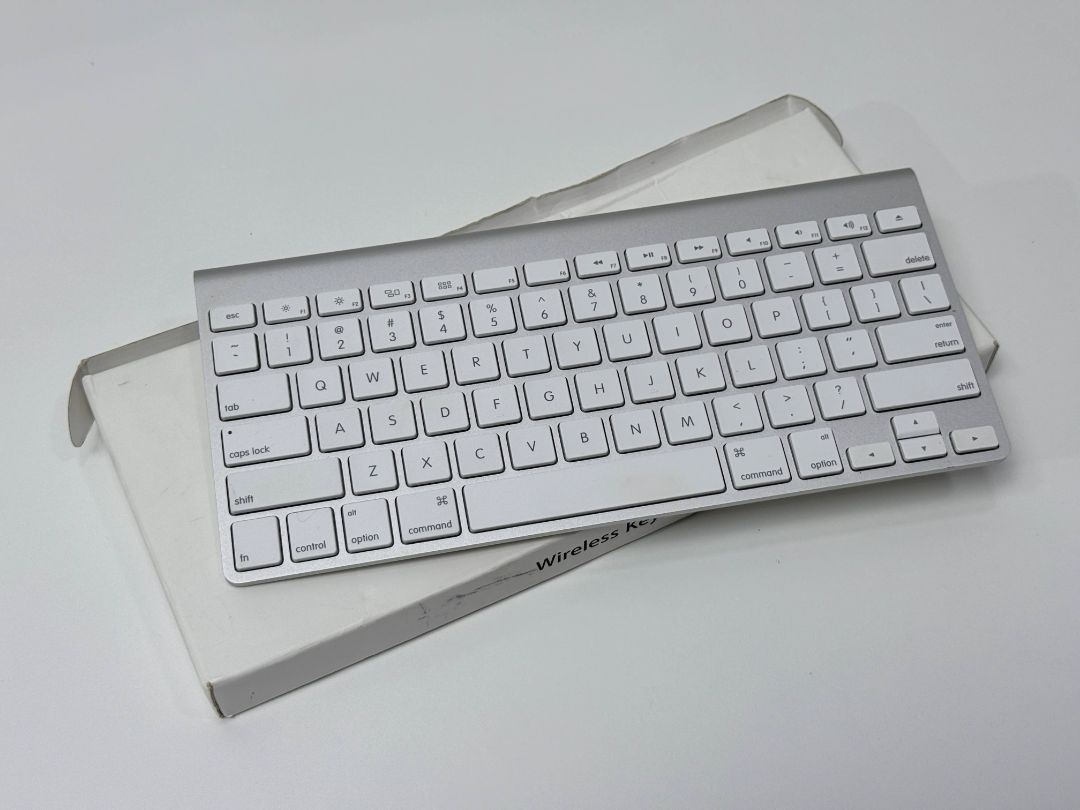 Apple Wireless Bluetooth Keyboard Model A1314 With Box Tested47