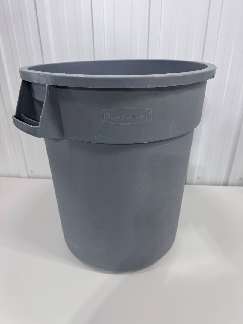 Rubbermaid BRUTE 20-Gallon Heavy-Duty Commercial Garbage or Utility Container