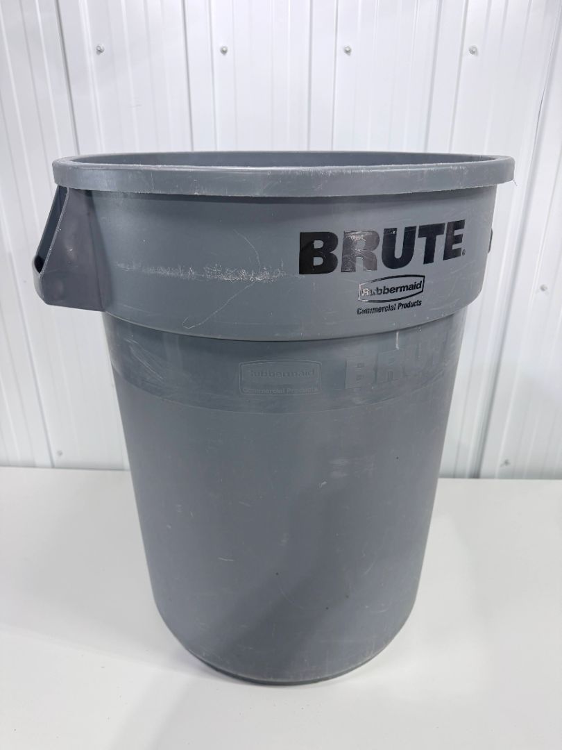 Rubbermaid Commercial BRUTE 32-Gallon Heavy-Duty Garbage or Utility Container