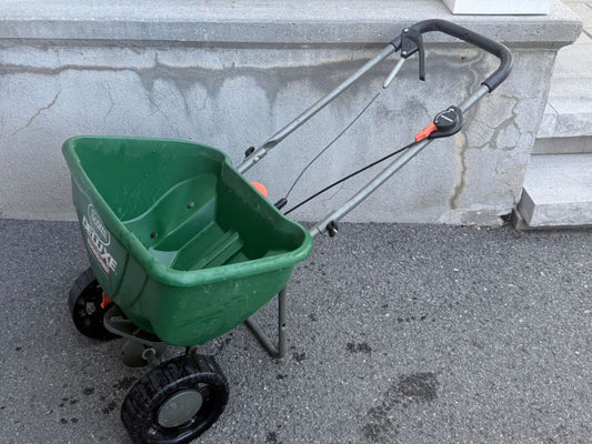 Scotts Deluxe EdgeGuard Large Broadcast Fertilizer and Seed Spreader