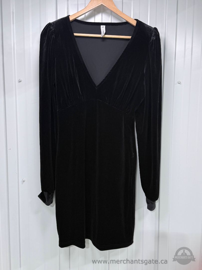 ONLY Women’s Black Velvet Velour Long-Sleeve V-Neck Dress Size 4