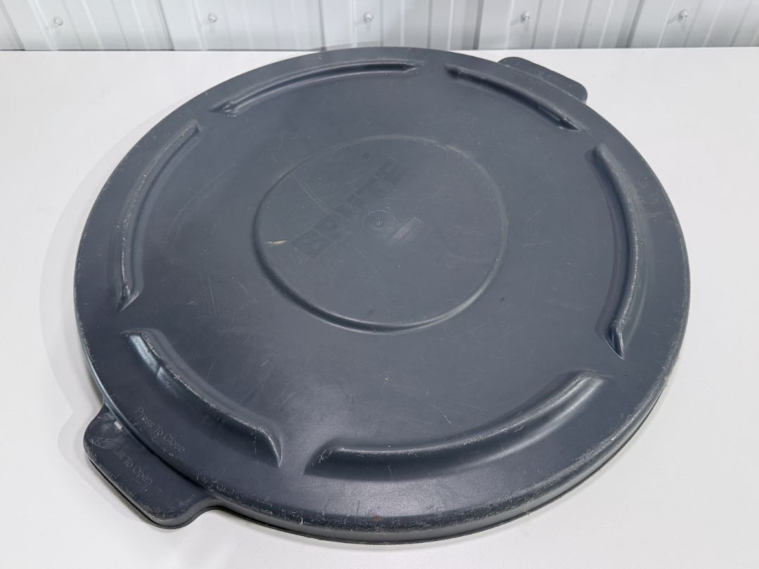 Rubbermaid BRUTE 44 Gallon Garbage Can Replacement Lid 2645-60 Grey