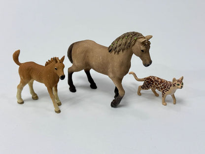 Schleich Horse Lot With Mare Foal And Cat Figures 2017 Collectible