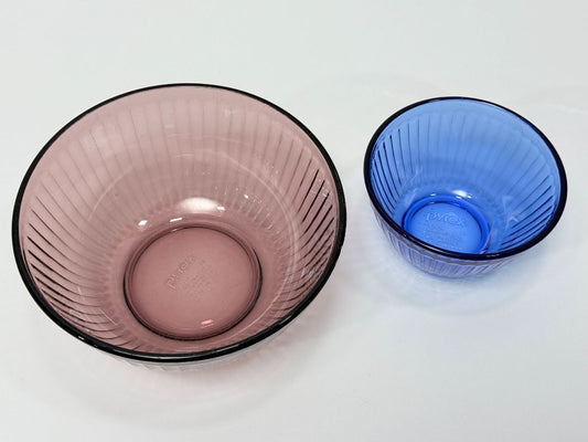 Set of 2 Pyrex Glass Mixing Bowls Ribbed Pattern Amethyst And Blue Made In USA