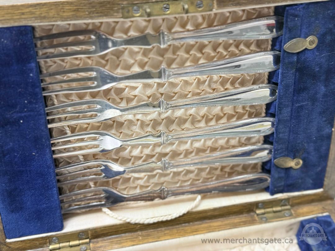 Vintage Fish Set in Wooden Case | Likely Silver Plate | Complete Service | Cutlery Box / Barrhaven